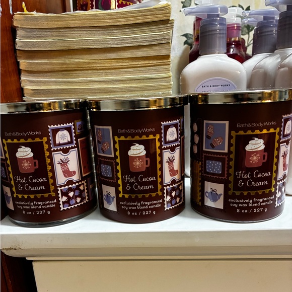 Bath & Body Works Hot Cocoa & Cream Brown Candle (3) 8 Oz 1- Wick - Picture 1 of 4